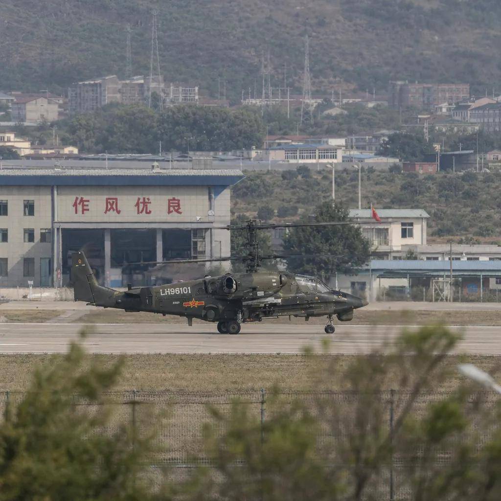 军迷圈疯传！俄罗斯卡-52M涂上了中国陆军涂装？发生了什么？
