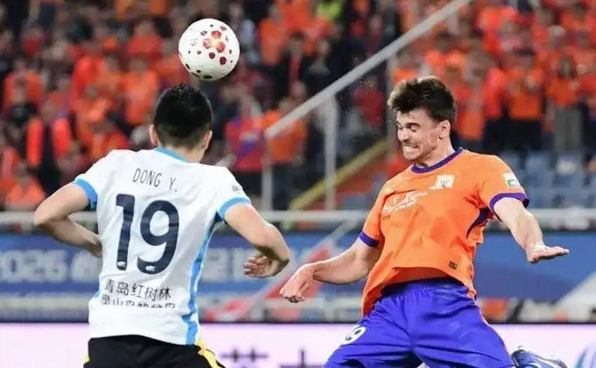 冲突频发!齐鲁德比混乱不断,泰山与西海岸身陷重压泥潭