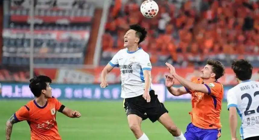 冲突频发!齐鲁德比混乱不断,泰山与西海岸身陷重压泥潭