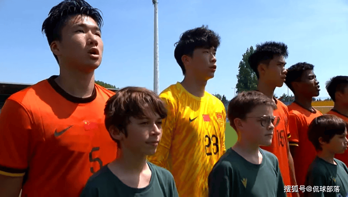 17岁国门炸裂一战：扑点球+8次神扑当选MVP，助U19国足升至小组头名